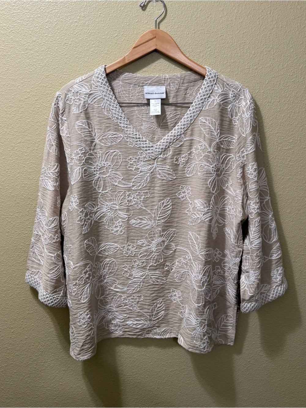 Women’s Large Alfred Dunner Beige White Embroidered Floral V-Neck 3/4 Sleeve Top